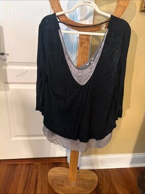 Gimmicks  Buckle Black Tunic with Gray Layered Hem and V-Insert. Low V flowy XL